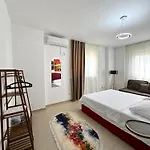 Center Gem With Jacuzzi & Terrace Durrës