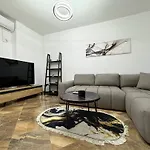Center Gem With Jacuzzi & Terrace Appartement Durrës