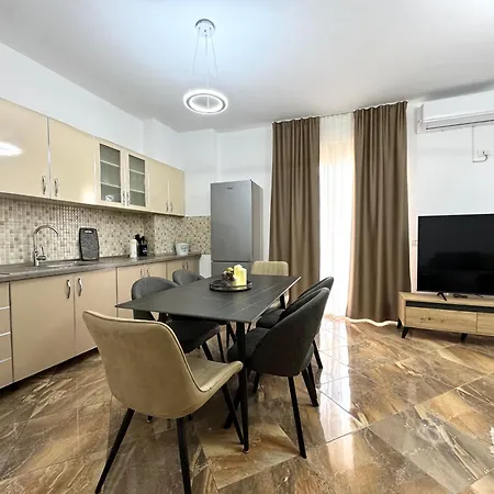 Center Gem With Jacuzzi & Terrace Durrës