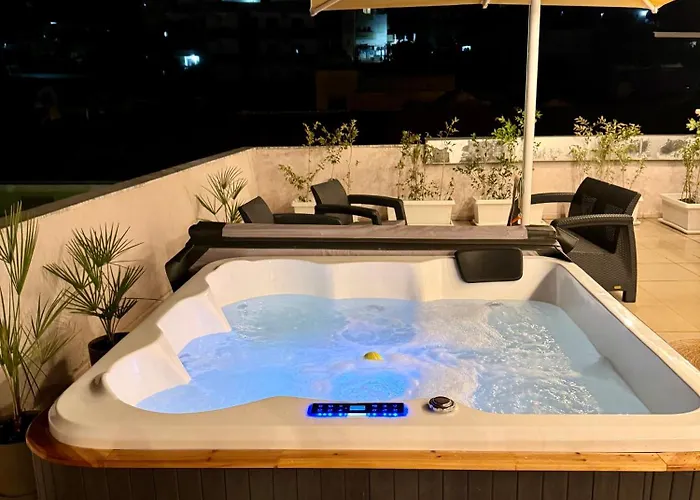 Apartment Center Gem With Jacuzzi & Terrace